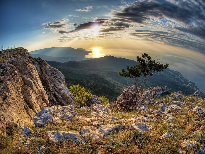Góry Krymskie - widok na Jałtę i Morze Czarne