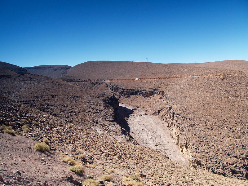 Kanion utworzony w kambryjskich skalach osadowych (trasa Ouarzazate-Agdz)