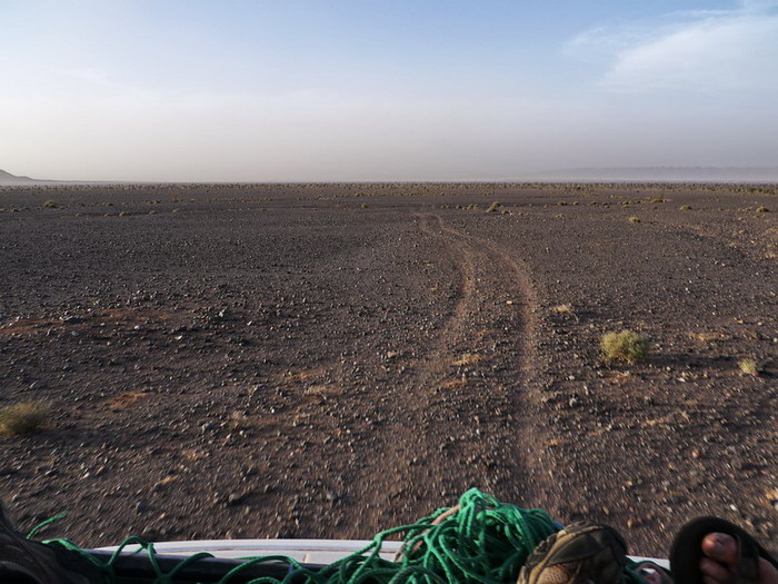Mcissi – podróz na dachu busa przez pustynie kamienistą